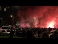 Feyenoordfans hebben zondagavond de bus met Feyenoordspelers en staf bestormd.