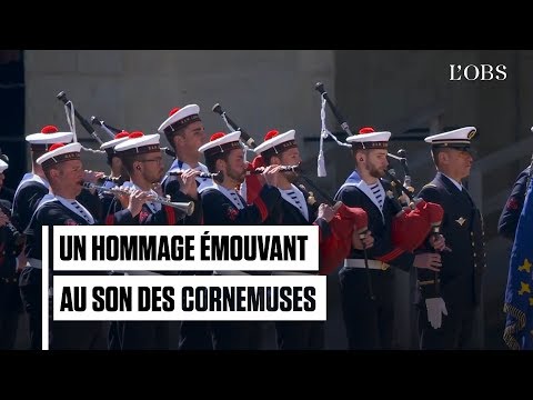 L'émouvante musique des cornemuses accompagnant l'arrivée des cercueils