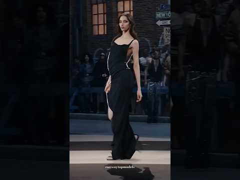 Yasmin Wijnaldum for Dsquared2 FW25 #yasminwijnaldum #supermodel #runway #dsquared2 #fw25