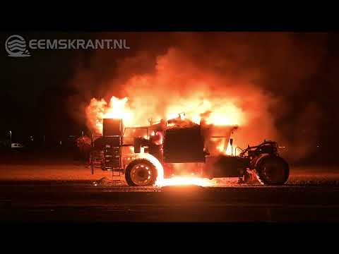Rooimachine verwoest door brand in Holwierde