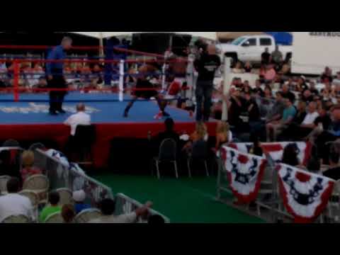 Pedro Moreno aka el gallito getting the KO in round 3.