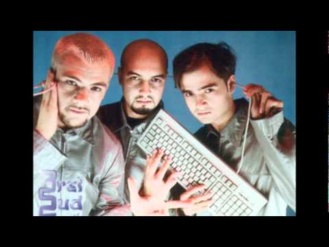 "Noapte după noapte pl&acirc;ng după ochii tăi / Noapte după noapte te visez". Mai știi cum suna prima piesă a băieților de la 3 Sud Est? Coregrafia acelor vremuri este inconfundabilă