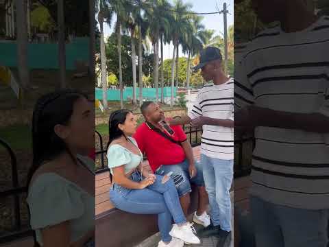 Mira lo qué pasó con esta pareja. Le t!r0 el celular al río😱