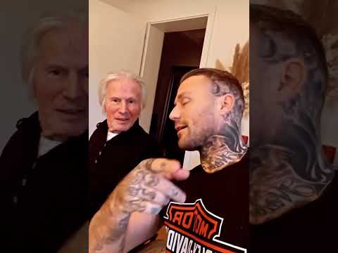 Kontra K's father and Kontra K himself wish you a Merry Christmas 🌲✌🏼