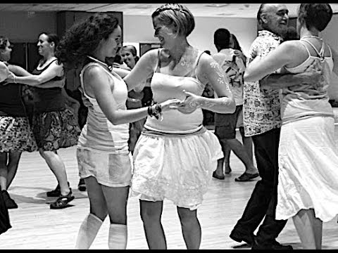 ヒッピーとオールドタイマーのコントラが一緒に踊った時 (When Hippies & Old Timers Contra Danced Together)