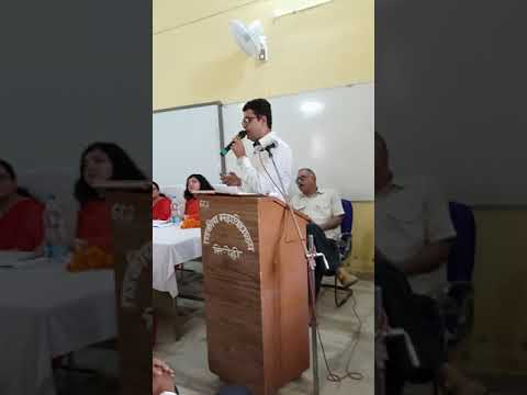 हिंदी दिवस पर कवि कार्तिकेय शर्मा "स्पर्श" काव्य पाठ करते हुए ।