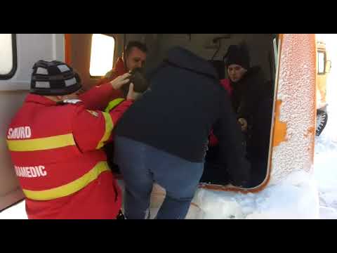 Intervenție cu șenilata în comuna Peștera, județul Constanța. Un bebeluș, preluat de pompierii ISU