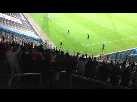 Volkan Uluc (BFC Dynamo) feiert mit den Fans nach Sieg bei Hansa Rostock II - 31.08.2013