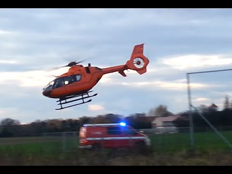 Start Rettungshubschrauber Christoph 35 (D-HZSI) auf Sportplatz in Marwitz