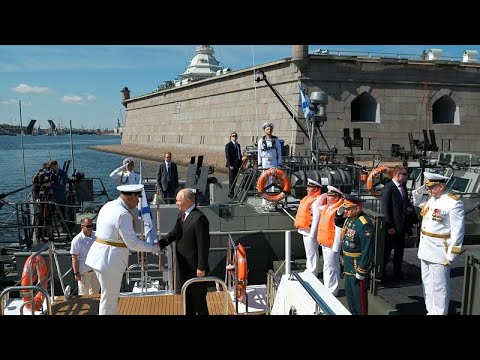 شاهد عرض عسكري ضخم في يوم البحرية الروسية بحضور بوتين وزعماء أفارقة