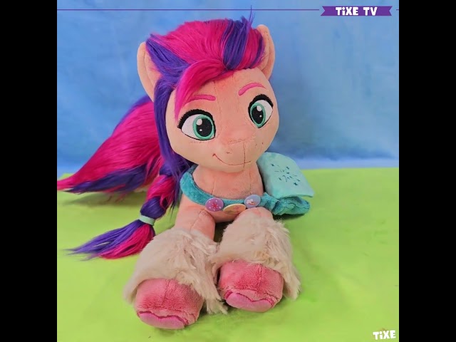 Vídeo relacionado con Famosa Softies - Peluche del Pony Sunny Starscout de la película My Little Pony: Una Generación, es de Color Naranja con el Pelo Rosa y los Ojos Azules, Mide Unos 25 centímetros (760020961)