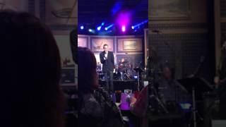 Jonas sjunger "New York" med Robert Wells