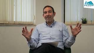 Purim 5786 | 3 | Royal Insomnia, Nighttime Reading Material (ישיבת הר עציון) - התמונה מוצגת ישירות מתוך אתר האינטרנט יוטיוב. זכויות היוצרים בתמונה שייכות ליוצרה. קישור קרדיט למקור התוכן נמצא בתוך דף הסרטון