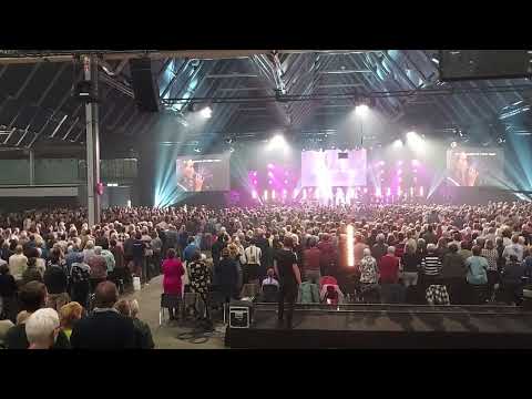 Tienduizend redenen tot dankbaarheid  door Ann Michelle Lee en samenzang.