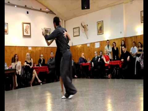 PABLO RODRIGUEZ Y NOELIA HURTADO EN LA BALDOSA "CACAREANDO" (Milonga)