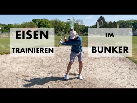 Übe, zuerst den Ball und dann den Sand zu schlagen - im Bunker!