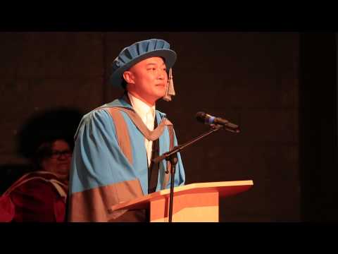 Cantopop明星陳奕迅獲金斯頓大學榮譽學位 (Cantopop star Eason Chan receives honorary degree from Kingston University)