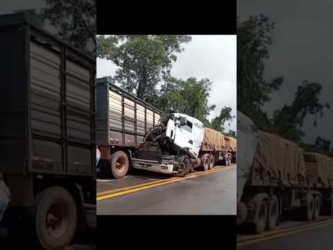 Colisão entre duas carretas é registrada na BR-364 entre Vilhena e Pimenta Bueno