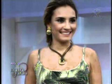 Mulher de asas. Desfile coleção primavera-verão 2012 no programa Manhã Gazeta