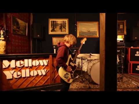 Mellow Yellow - Lenny The owl (Official Music Video)