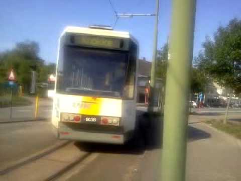 De kusttram 0 naar Knokke-Station met BN-tram van 6038 in De Panne-Station.