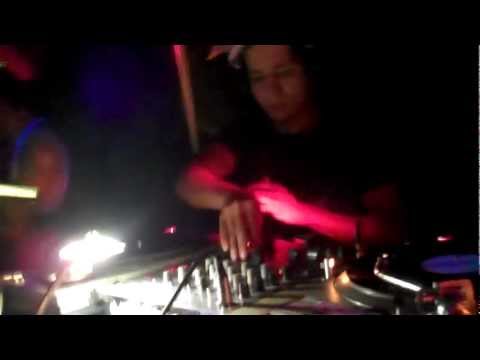 dj carlitoz the maestro (spinning techno on turntables live)