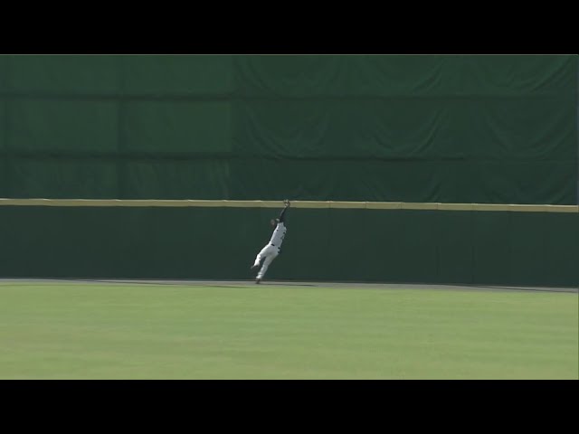 【ファーム】フェンスにぶつかるもボールは離さない!! ライオンズ・モンテル 守備範囲の広さを見せる好プレー!! 2025年5月20日 埼玉西武ライオンズ 対 千葉ロッテマリーンズ