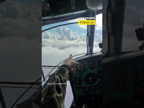Ukrainischer Mi-2-Hubschrauberpilot fliegt über den Wolken #KriegInUkraine #Luftfahrt