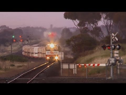2PM9 SCT Australian Freight Train At Level Crossing (11/11/2010) - PoathTV Australian Railways