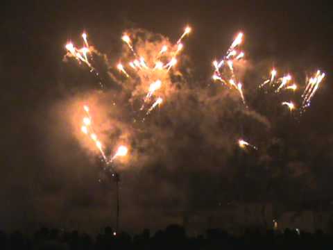 Spectacle-pyrotechnique-illumination-laval-2011.MPG
