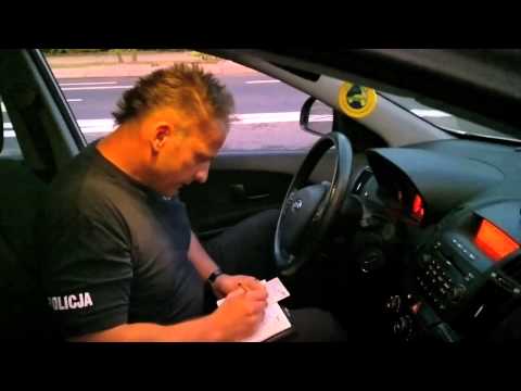 Pokaz zdziczenia w wykonaniu polskiego policjanta.