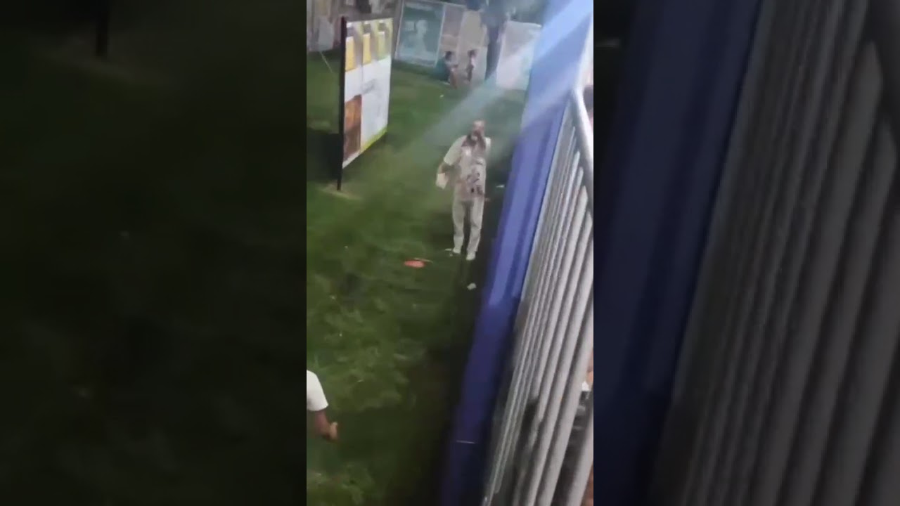 Irmão do ex-prefeito Jôa, desrespeita o púbico ao urinar atrás de uma placa instalada atrás das arquibancadas.