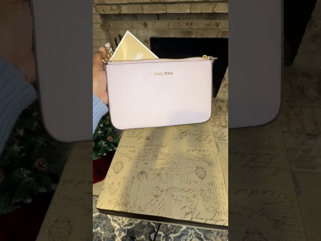 Vídeo relacionado con Michael Kors Jet Set Medium Crossbody Leather Handbag (POWDER BLUSH MULTI)
