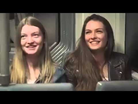 Mann lacht in der U Bahn