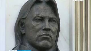 На доме, где Дмитрий Хворостовский провел свое детство, установили мемориальную доску