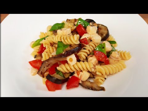 INSALATA DI PASTA CON MELANZANA MOZZARELLA E POMODORINI, squisita , fresca e light.
