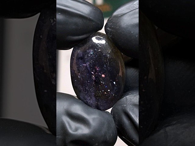 حجر ايولايت طبيعي مع توهج جميل مفحوص و موثق بشهادة مختبر