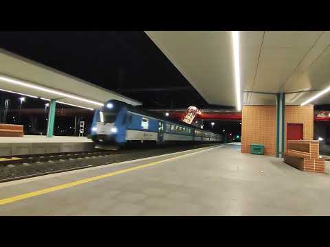 Ranní osobní vlak sysel z Kolína do Chocně v Pardubicích