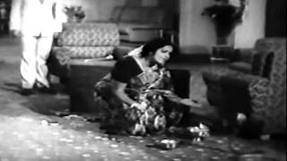 Download lagu Engal Kula Deivam - K.R.Vijaya Praying For Her Husband mp3