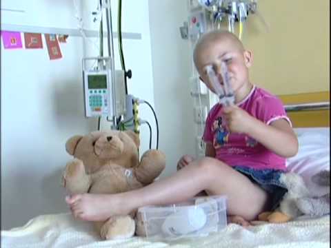 demi gaat voor een bloedonderzoek.