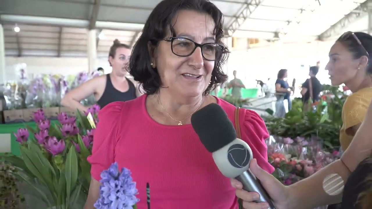 EXPOSIÇÃO DE FLORES EM PROL DA APAE TEVE INÍCIO NA MANHÃ DESTA QUINTA-FEIRA