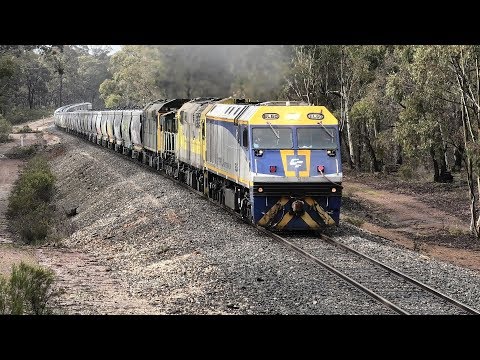 EL60-8030-872-8044 on 7761V to Birchip Grain Loop climb Bealiba Bank.  29-07-19.   10.08.10.