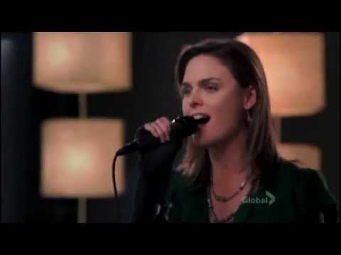 Bones 3x14 - Temperance Brennan singing at the karaoke