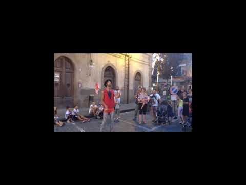 Spettacolo artista di strada giocoleria fuoco busker festival
