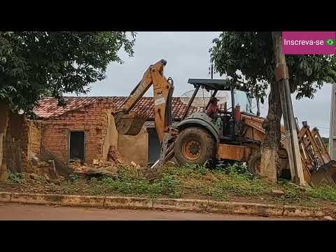 Retroescavadeira derrubando uma casa! (Case 580N)