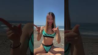 スレンダーギャルが海でダンス！