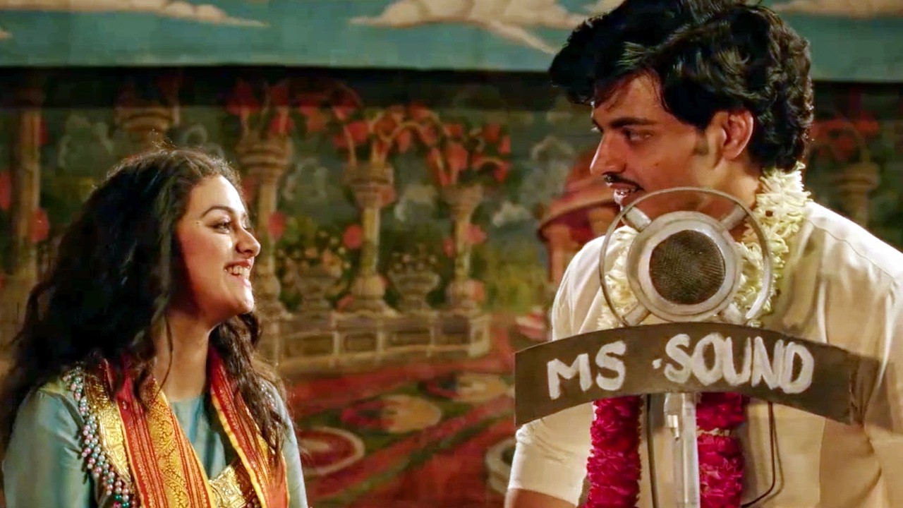 पृथ्वी राज कपूर मंच पर कलाकारों को सम्मानित कर रहा है?