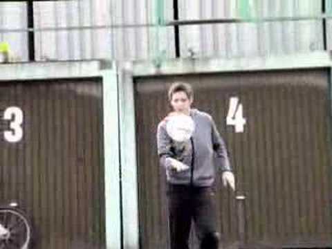 Der Ball  muss ins Tor