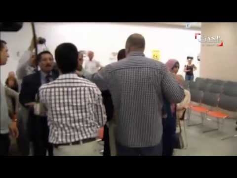 ناشطة ترشق وفد الحوثيين بالحذاء
