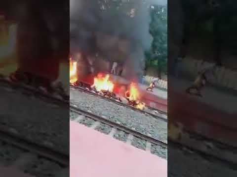 बंगाल मे जेहादियों ने स्टेशन पर आग लगाई और खूब तोड फोड़ की, इस पर लिब्रांडू कुछ बोलेंगे ! बंगाल मे जेहादियों ने स्टेशन पर आग लगाई और खूब तोड फोड़ की, इस पर लिब्रांडू कुछ बोलेंगे !